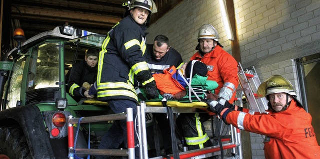 Feuerwehraktive aus Grafenhausen und ...etten von Personen nach einem Unfall.   | Foto: gut