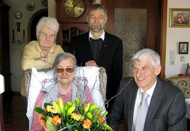 Der hundertjhrigen Anna Gremmelspache...ke und Brgermeister Josef Schweizer.   | Foto: Anne Freyer