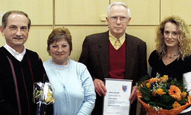 Walter Schuldt (Zweiter von rechts) wu... und Petra Grittke (von links).         | Foto: Paul Schleer