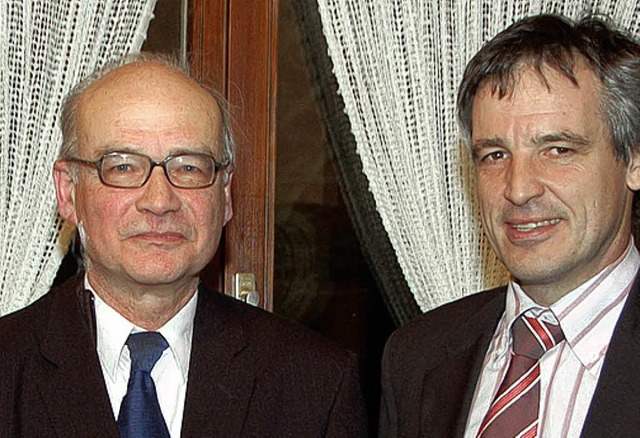 Peter Jensch (links) erhielt  von  Val...Weislmle die Theodor-Heuss-Medaille.   | Foto: Trenz