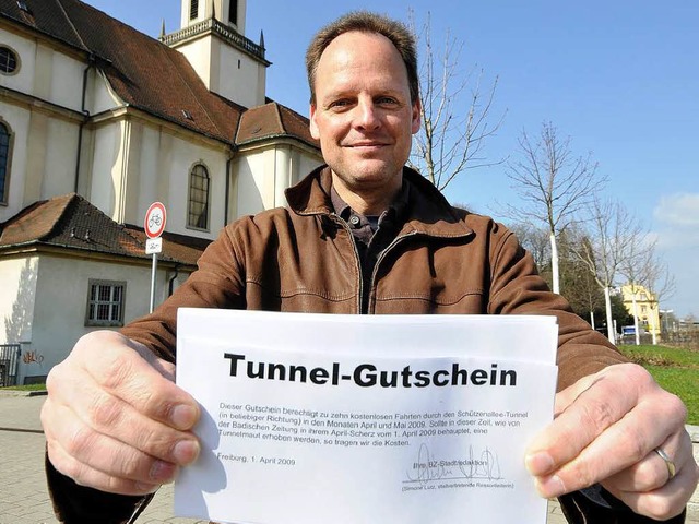 Freie Fahrt durch den Tunnel fr Peter Vogt. Er holt sich Tunnel-Gutschein ab.  | Foto: Ingo Schneider