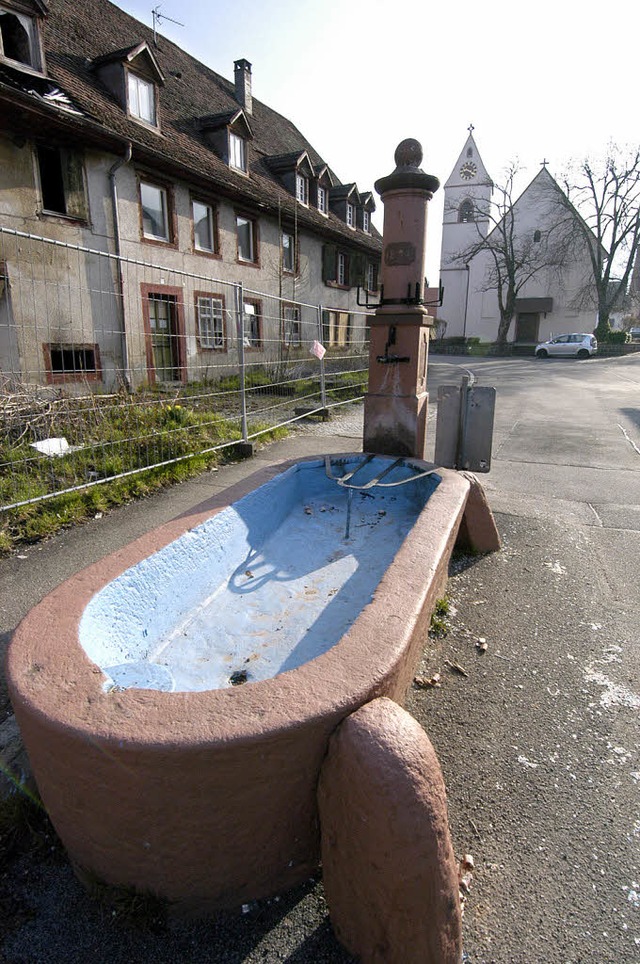 Kein schner Anblick: Die  Brandruine ...ern tut sich  die Gemeinde  schwer.     | Foto: Robert  Bergmann