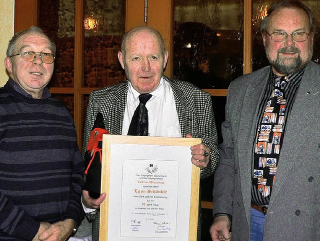 Ehrenvorsitzender Walter Rmmele  grat... Stterlin  gratulierte zum Jubilum.   | Foto: Verein