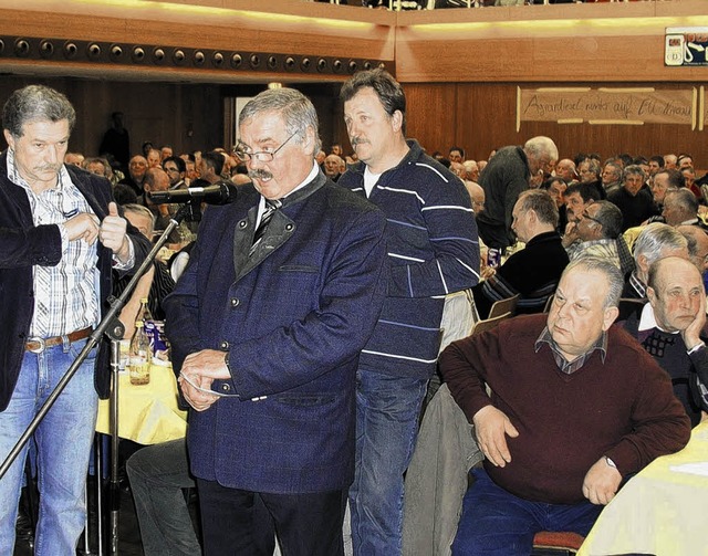 Karlheinz Burer, Vorsitzender des Kre...prsident Gnther Oettinger Abhilfe.    | Foto: Beathalter