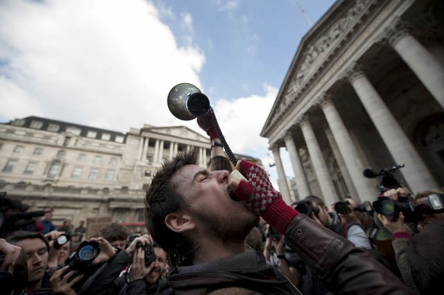 Ein Demonstrant vor englischen Notenbank.  | Foto: AFP