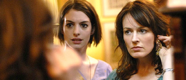 Vor dem Spiegel: Anne Hathaway (links), Rosemarie Dewitt  | Foto: sony