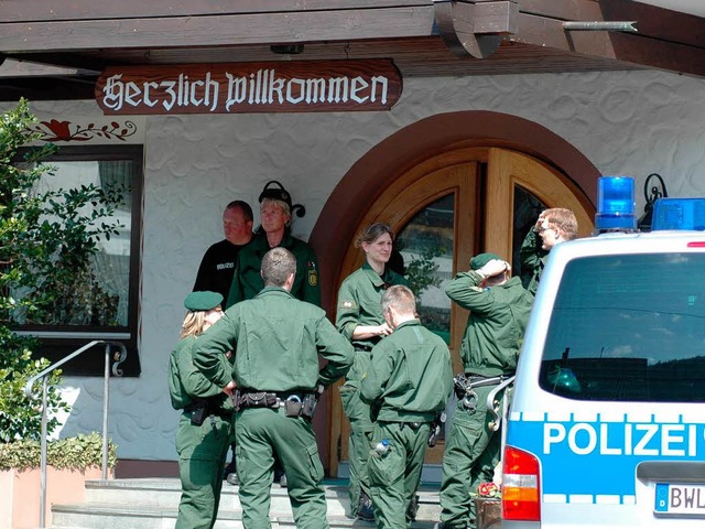 Nahezu 300 Polizeibeamte in Uniform un...nswald und im Elztal Quartier bezogen.  | Foto: Horst Dauenhauer