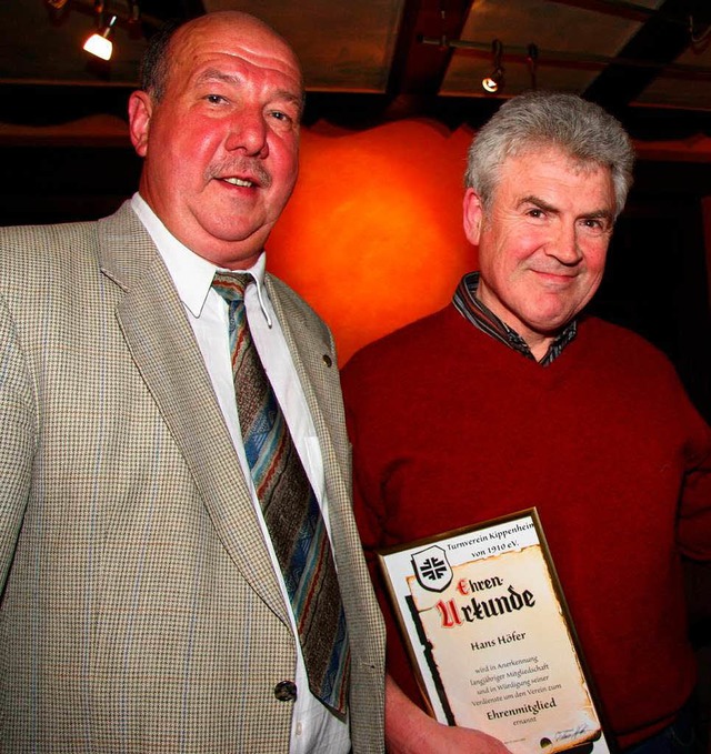 Hans Hver (rechts) ist seit 50 Jahren...hlenker ernannte ihn zum Ehrenmitglied  | Foto: Sandra Decoux-Kone