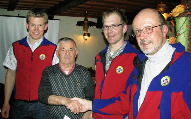 40 Jahre im ehrenamtlichen Dienst der ... Bergwacht-Ehrenmitglied zu ernennen.   | Foto: Manfred Lange