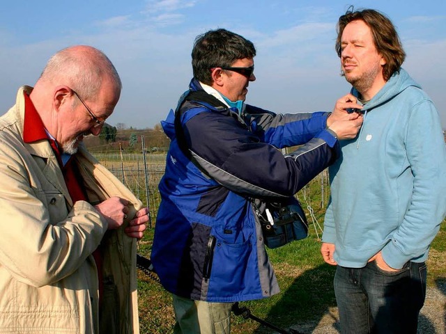 Tontechniker Michael Hofer (Mitte) sta...Mobil-Reporter Thomas Klinghammer aus.  | Foto: Sabine Model