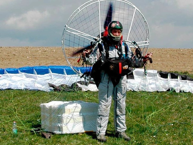 Motorisierter Gleitschirmflieger beim ...wander Berg. <BZ-Keyword></BZ-Keyword>  | Foto: stefan pichler