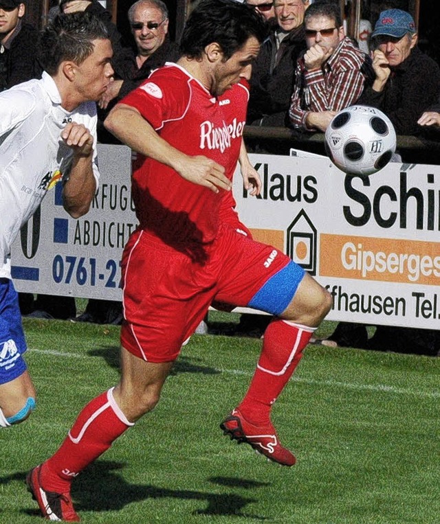 Achim Thoma (roter Dress) erzielte  in...das dritte  Tor fr den Bahlinger SC.   | Foto: Zimmermann