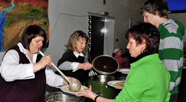 Fr die kstlichen Eintpfe der Frauen...ie Genieer im Gemeindesaal Schlange.   | Foto: Stefan Pichler