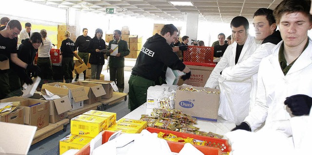 Auch Schokoriegel und Gummibrchen kom...akete, die die jungen Beamten packen.   | Foto: fssel