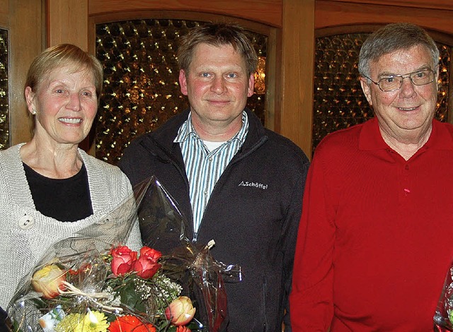 Fritz Wilkesmann (rechts) ist neues Eh...ratulierte ihm und Ehefrau Roswitha.    | Foto: georg Jger