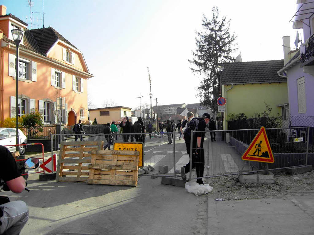 Im Wohnviertel Neuhof in Straburg hat es die ersten gewaltttigen Auseinandersetzungen wegen des Nato-Gipfels gegeben.