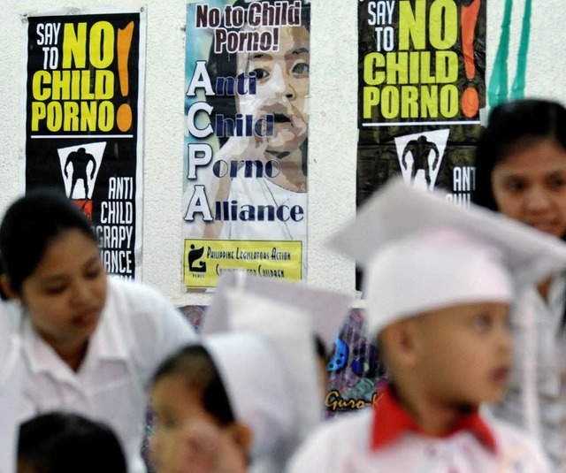 Say no to Child Porno: Protestaktion v... mit ihren Kindern auf den Philippinen  | Foto: afp
