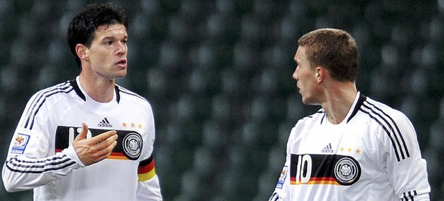 Reizstimmung: Lukas Podolski (rechts) ... Kapitn Michael Ballack aneinander.    | Foto: ddp