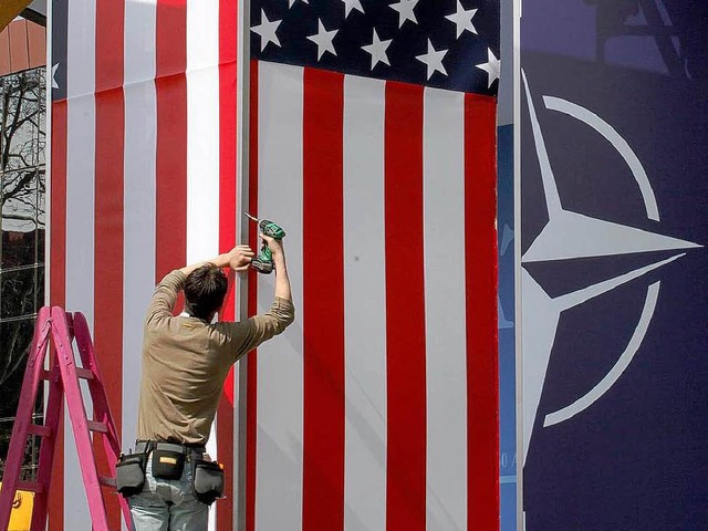 Unter gemeinsamer Flagge: US-Politiker...s) die Nato-Fahne (rechts) berlagert.  | Foto: ddp