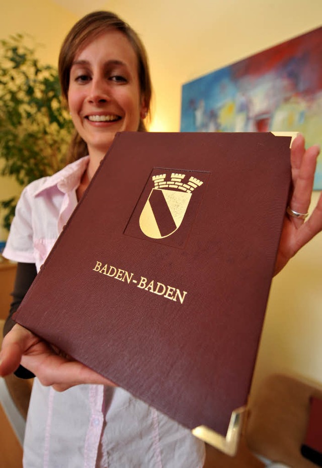 Das Goldene Buch der Stadt Baden-Baden...ck Obama den Fllfederhalter ansetzen.  | Foto: dpa
