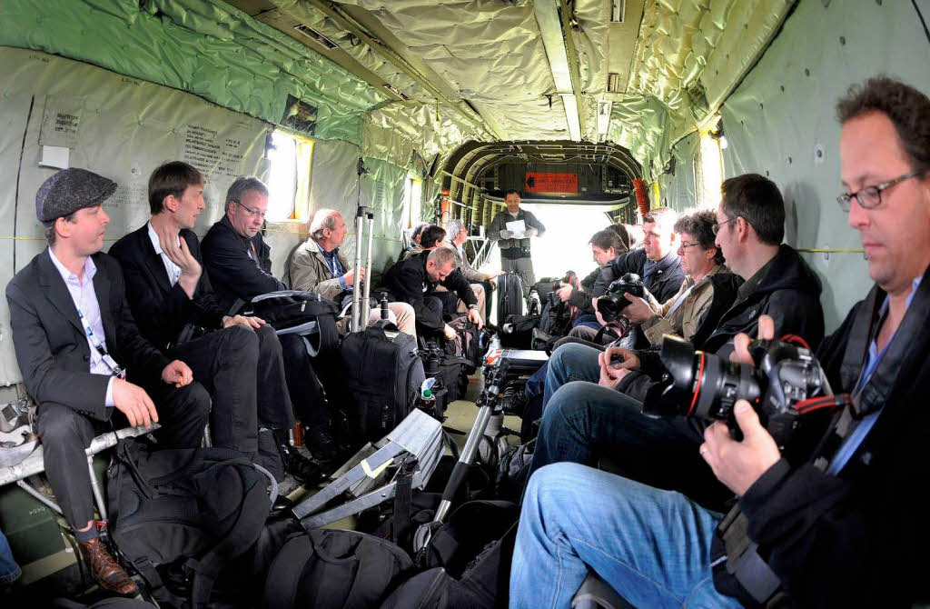 Journalisten werden im Hubschrauber von Straburg nach Baden-Baden gebracht.