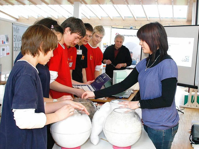 Was macht die Firma Badenia? ber die ...ten sich diese Schler in Friesenheim.  | Foto: Heidi Foessel