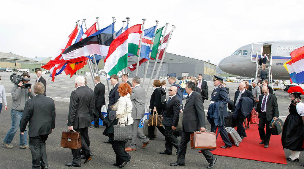 Die tschechische Delegation auf dem Weg zum Hubschrauber