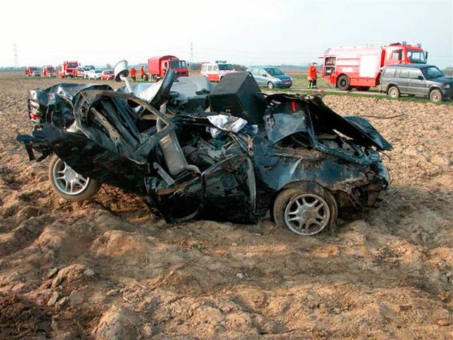 Totalschaden: Dieses Fahrzeug wurde 25 Meter weit durch die Luft katapultiert  | Foto: Polizei