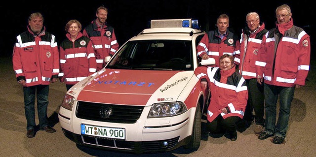 Fr die Beschaffung eines neuen Notarz...nfried Bull und kniend Irina Drobach.   | Foto: lothar kpfer