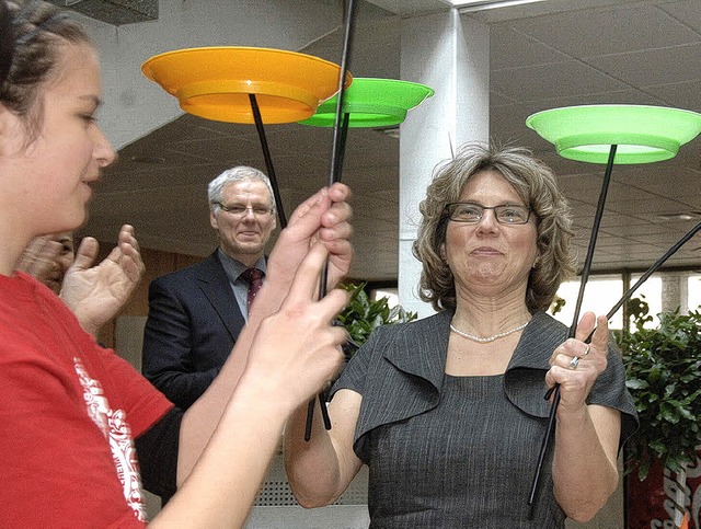 Nicht nur mit Teller jonglieren heit ...mannen-Realschule, Angelika Haarbach.   | Foto: Volker Mnch