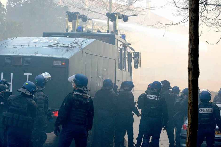 Am Camp der Gipfel-Gegner ist die Situation eskaliert. Es kam zu Stra�enschlachten zwischen Polizei und Autonomen. (Foto: dpa)