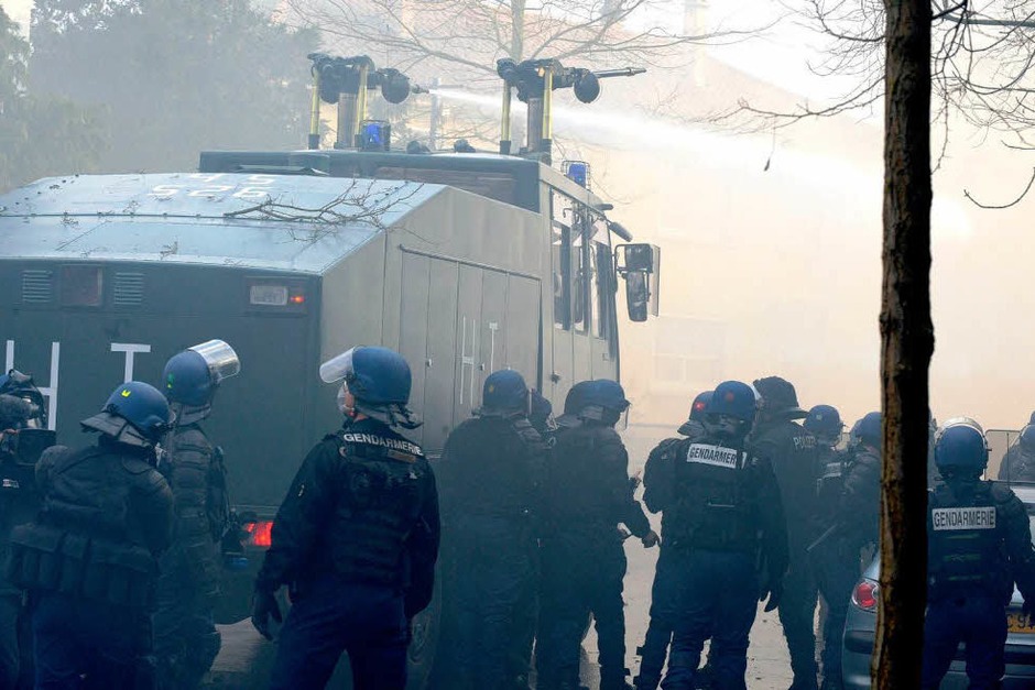 Am Camp der Gipfel-Gegner ist die Situation eskaliert. Es kam zu Straßenschlachten zwischen Polizei und Autonomen. (Foto: dpa) Am Camp der Gipfel-Gegner ist die Situation eskaliert. Es kam zu Straßenschlachten zwischen Polizei und Autonomen. (Foto: dpa)