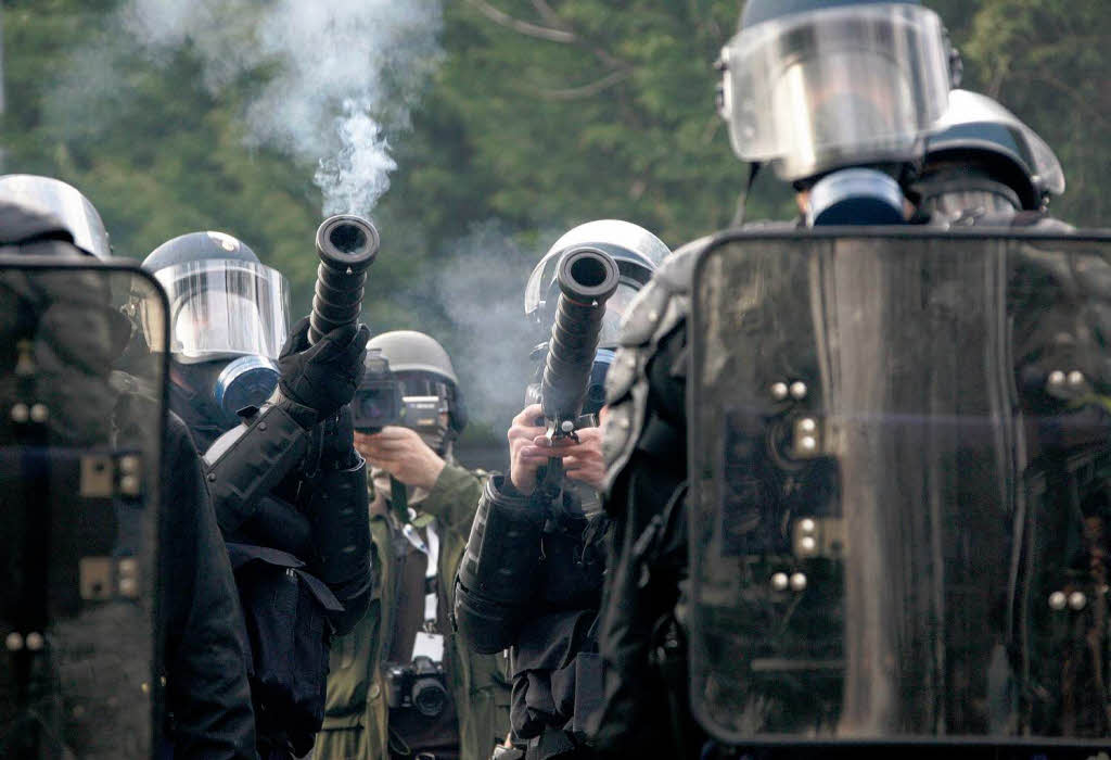 Am Camp der Gipfel-Gegner ist die Situation eskaliert. Es kam zu Straenschlachten zwischen Polizei und Autonomen.