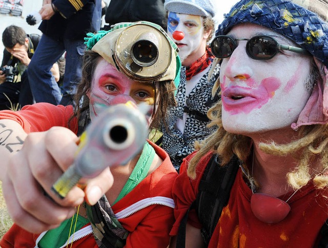 Clowns sind dabei &#8211; beim friedlichen und beim weniger friedlichen Protest.  | Foto: DPA