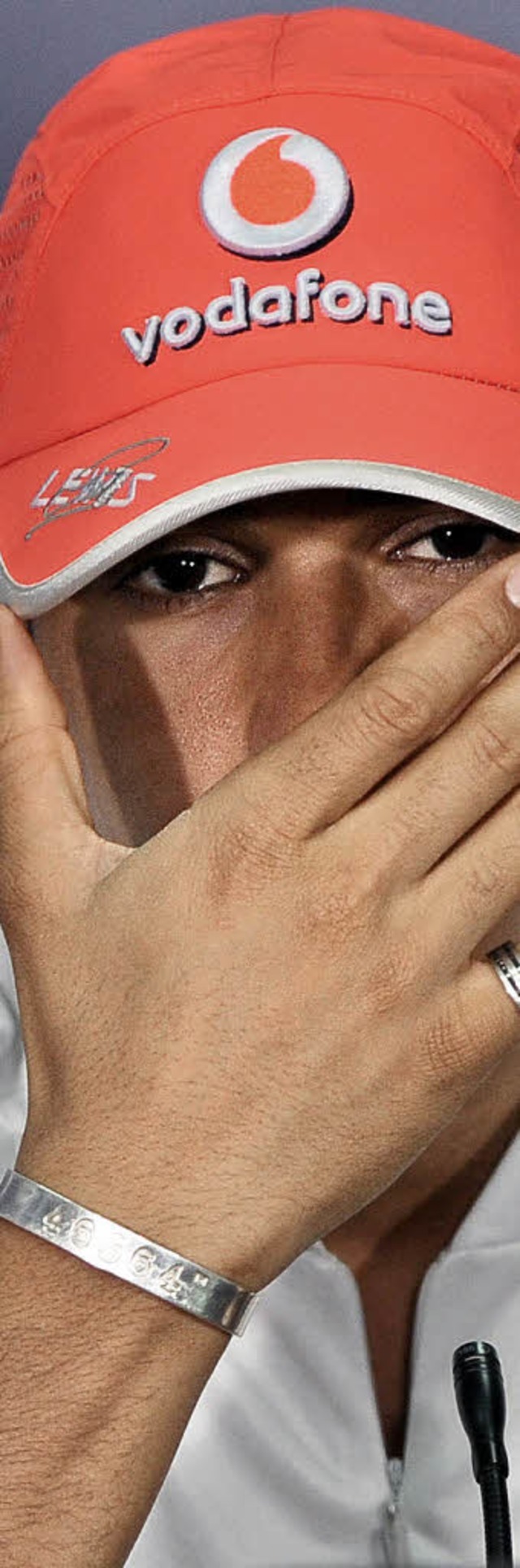 Wrde sich offenbar am liebsten verstecken: Lewis Hamilton  | Foto: afp