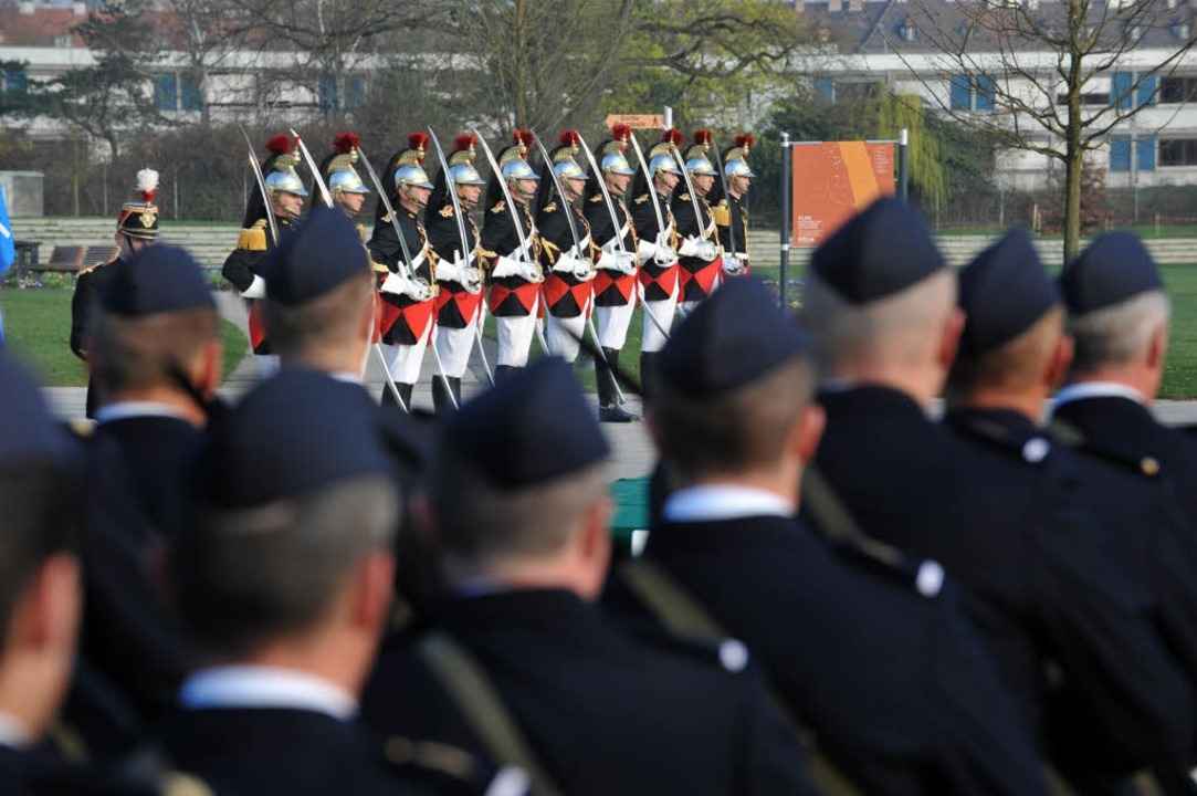 Franz�sische Soldaten stehen stramm: D...erden in Stra�burg festlich empfangen.  | Foto: AFP