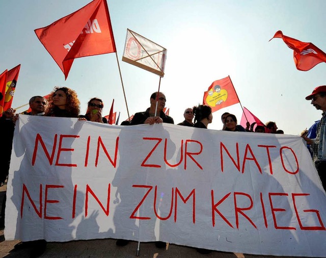 Friedlich demonstrieren rund 200 Nato-Gegner in Kehl.  | Foto: dpa