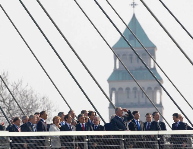 Die Staats- und Regierungschefs der Nato-Mitgliedsstaaten berqueren den Rhein.  | Foto: ddp