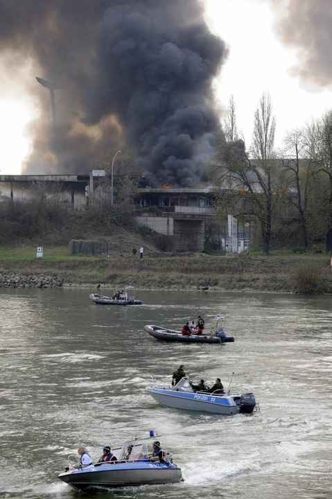 Das ehemalige Zollgeb�ude geht in Flammen auf.  | Foto: AFP