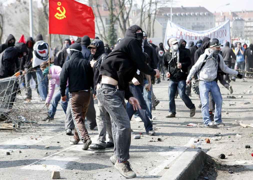 Randalierer in Stra�burg: Am Nachmittag ist die Situation eskaliert.  | Foto: dpa