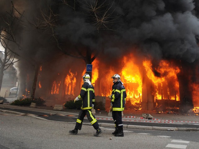 In Straburg eskaliert die Gewalt. Auc...e von Krawallmachern in Brand gesetzt.  | Foto: dpa