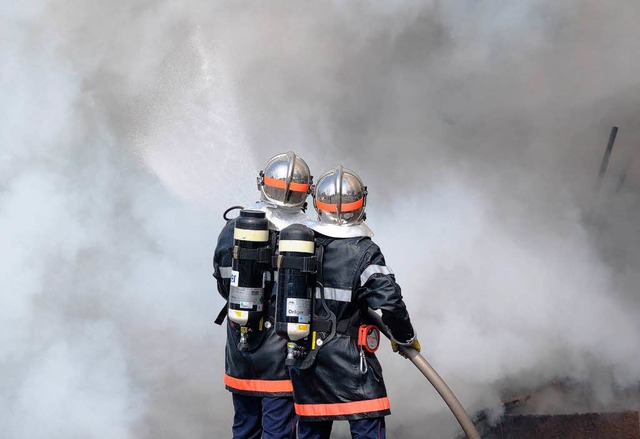 Feuerwehrmnner bei Lscharbeiten in Straburg.  | Foto: dpa
