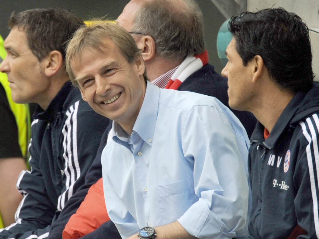 Bayern-Trainer Klinsmann freut sich nach dem Ausgleich.