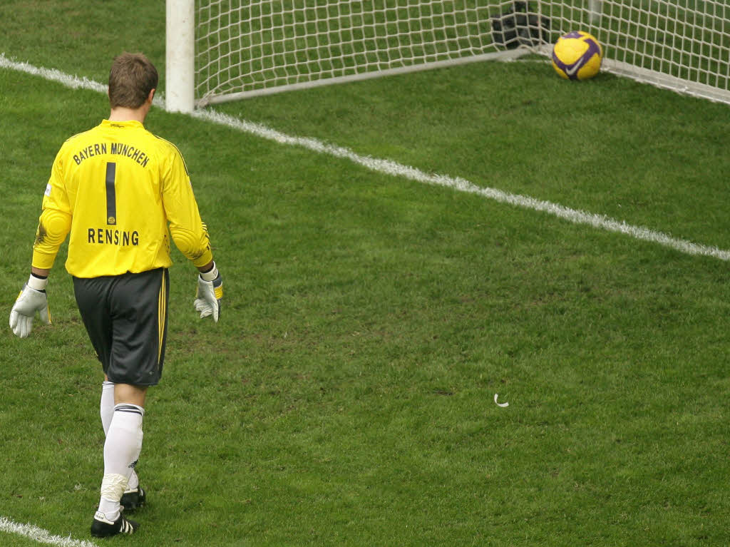 Rensing holt nach Grafites Treffer den Ball zum vierten Mal aus dem Bayern-Tor.