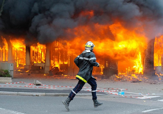 Das Ibis-Hotel brennt nieder.  | Foto: dpa