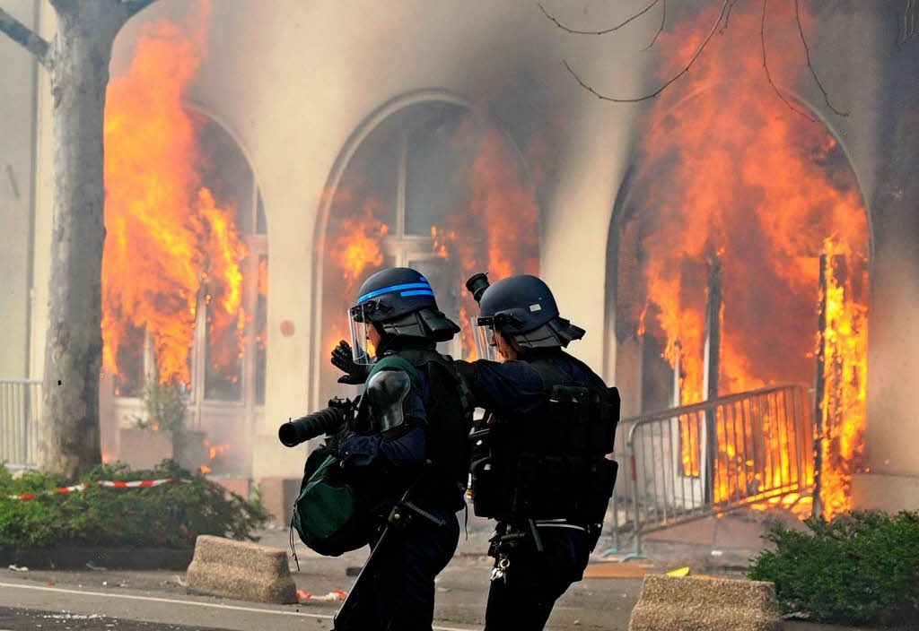 Vorrckende Polizeieinheiten am brennenden Ibis-Hotel in Straburg.