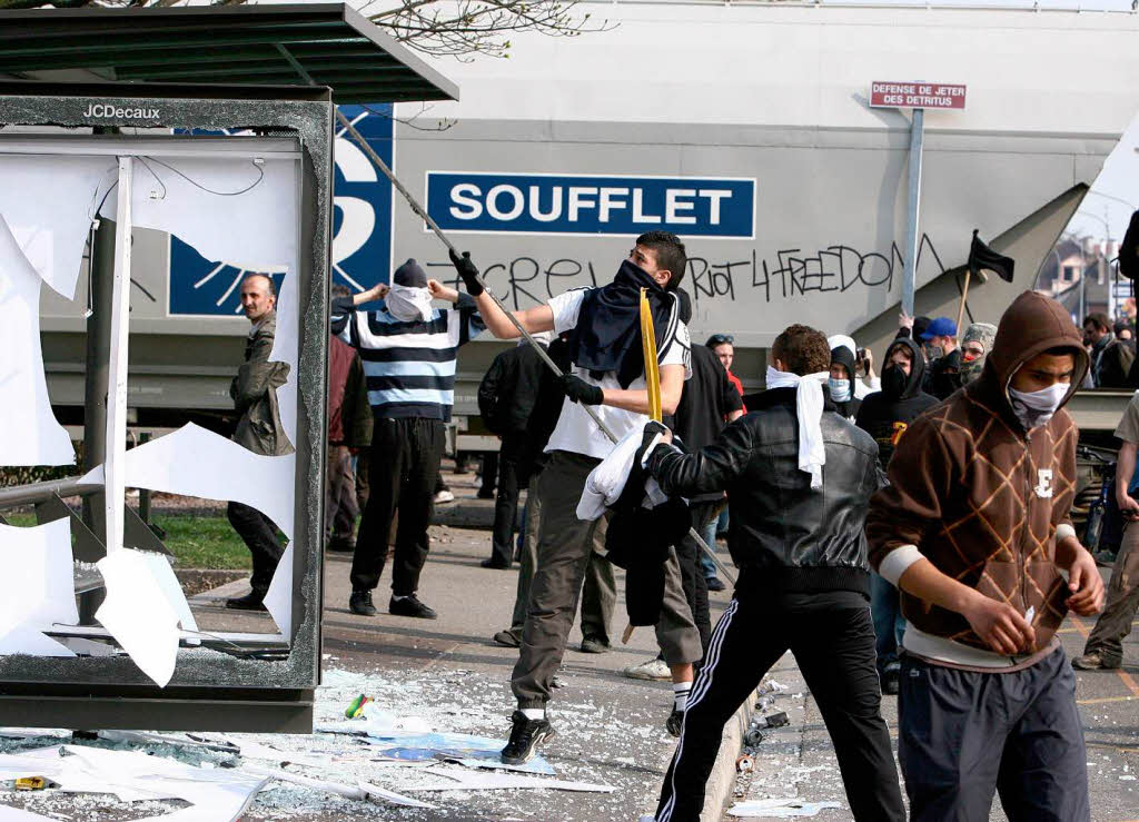 Demonstranten zerstren ein Buswartehuschen.