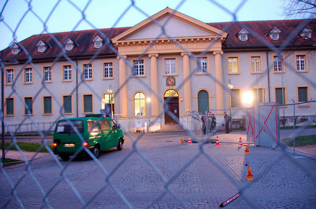 Kehl fest in Polizei-Hand – der Ostermarsch der Demonstranten bleibt friedlich.