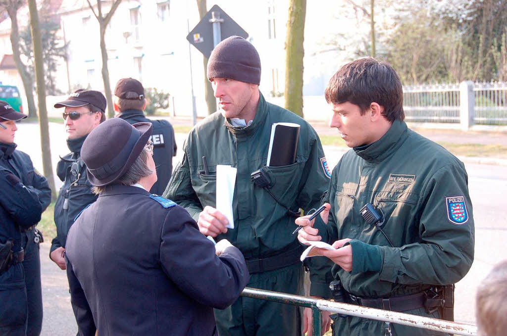 Kehl fest in Polizei-Hand – der Ostermarsch der Demonstranten bleibt friedlich.
