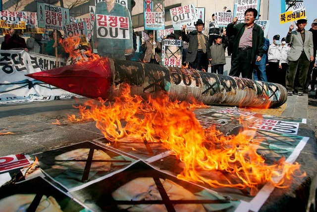 Proteste in Sdkorea: Gegen den Rakete... Hauptstadt Seoul zahlreiche Menschen.  | Foto: dpa